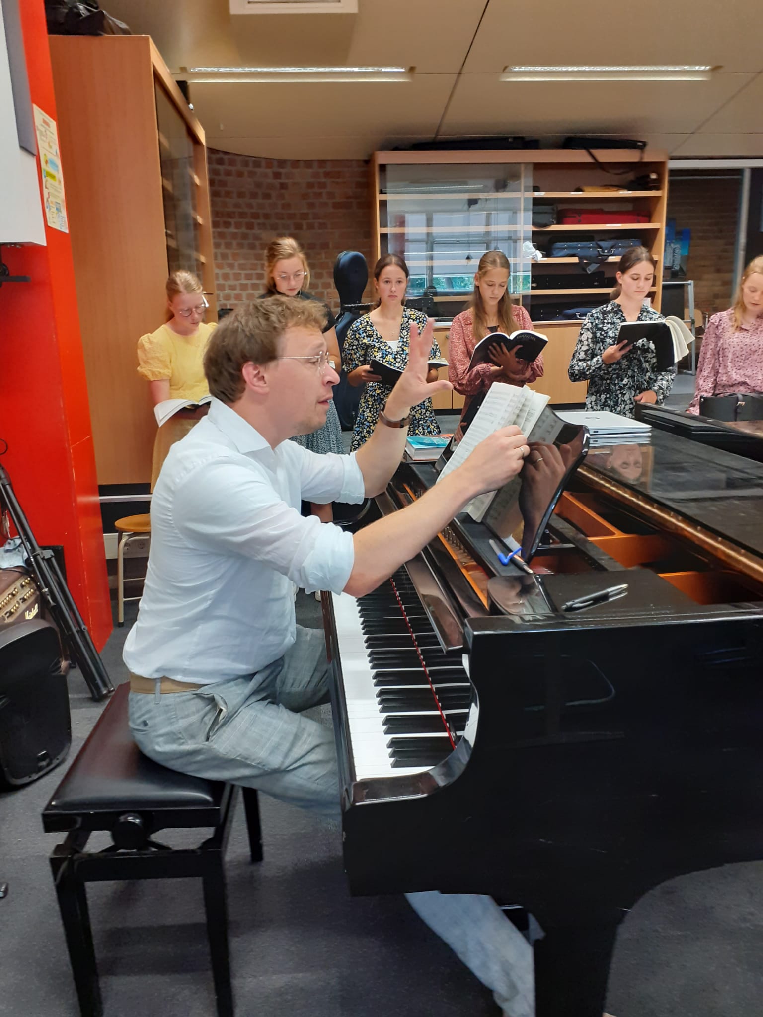 Jan-Geert Heuvelman samen met leerlingen van het Van Lodestein College